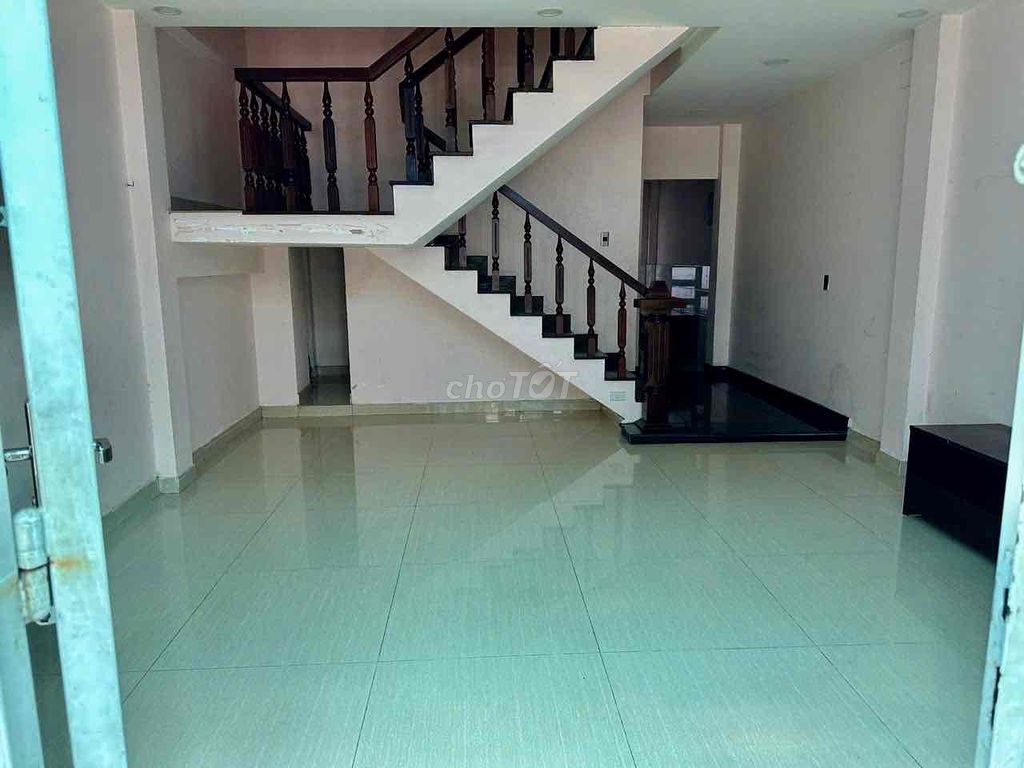 3 floors with air conditioning 3 bedrooms 3 against car lanes