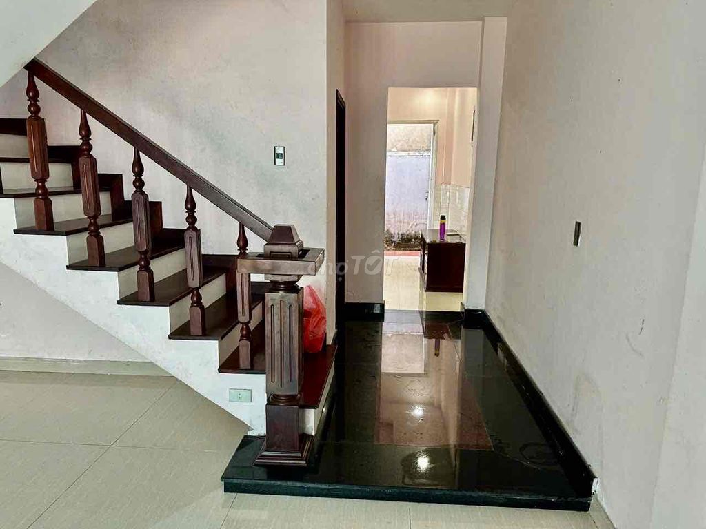 3 floors with air conditioning 3 bedrooms 3 against car lanes