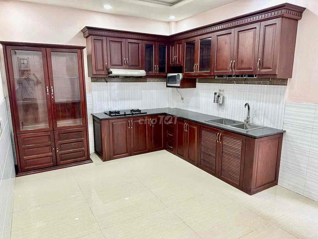 3 floors with air conditioning 3 bedrooms 3 against car lanes