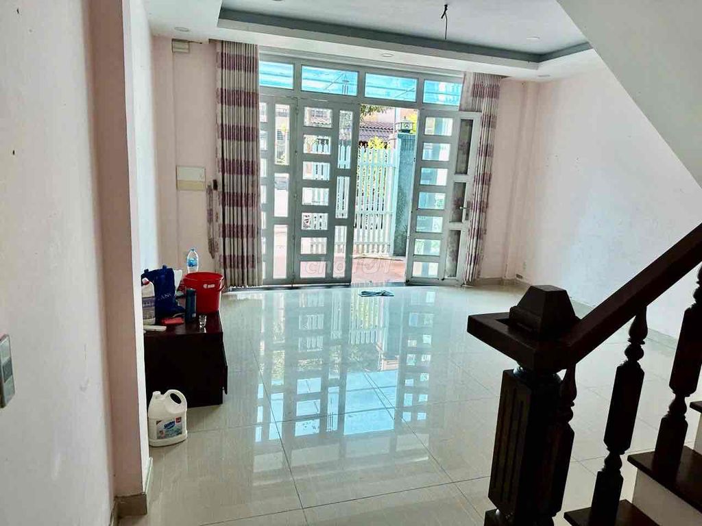 3 floors with air conditioning 3 bedrooms 3 against car lanes