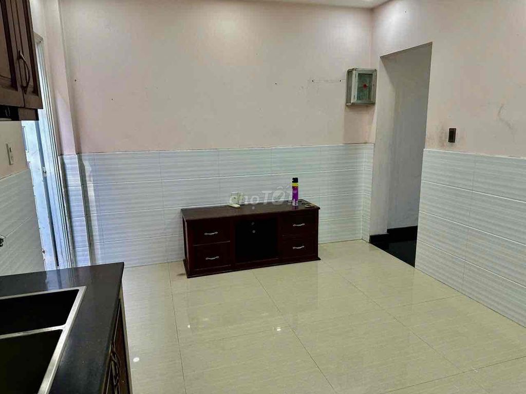 3 floors with air conditioning 3 bedrooms 3 against car lanes
