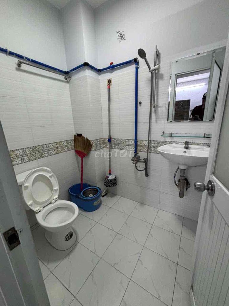Rent the entire three-room three toilets. Eight-year-olds.