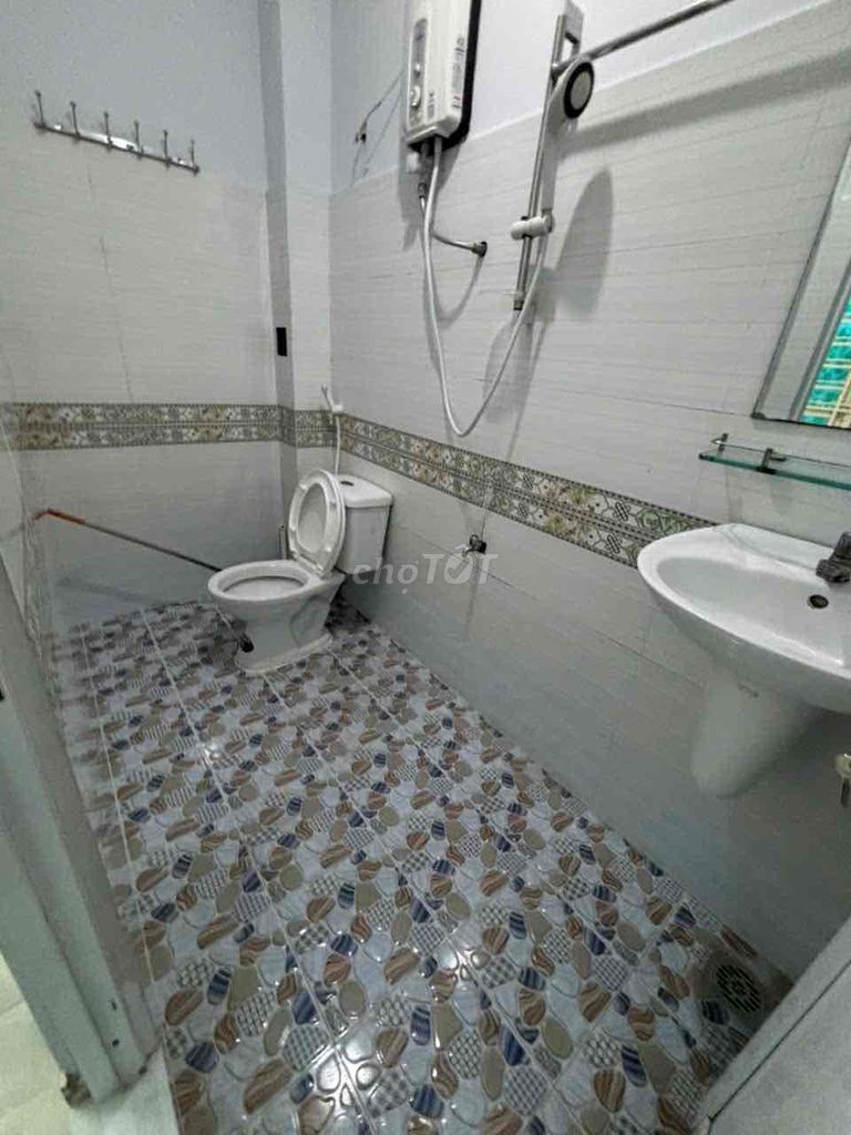 Rent the entire three-room three toilets. Eight-year-olds.