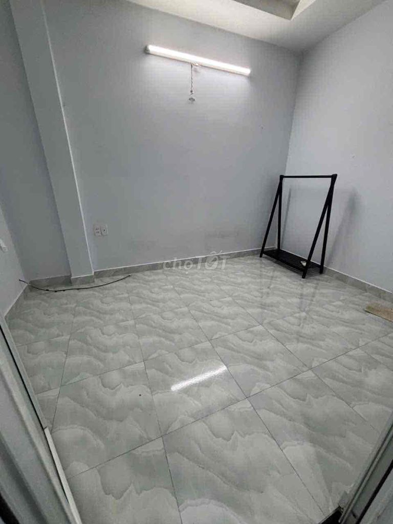 Rent the entire three-room three toilets. Eight-year-olds.