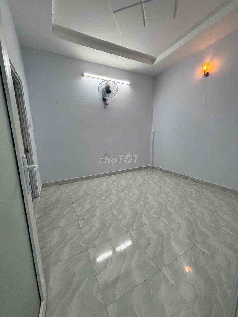 Rent the entire three-room three toilets. Eight-year-olds.