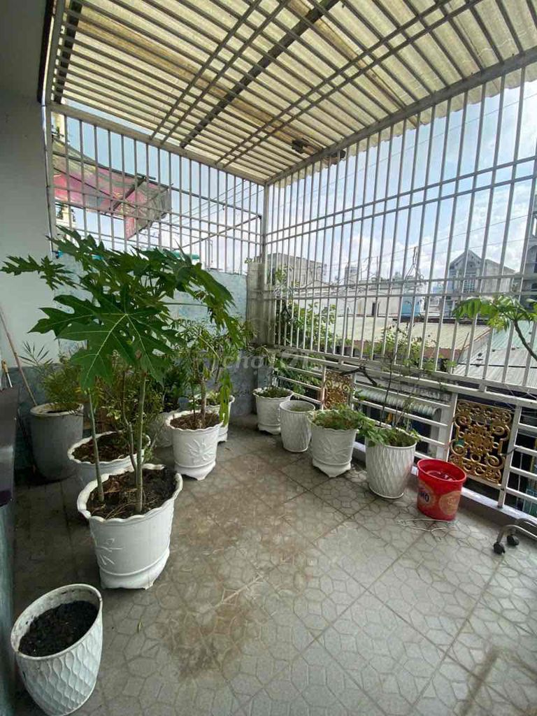 4 x17 ground 4th floor 4th floor bedroom 5 car bathrooms sleep in the house