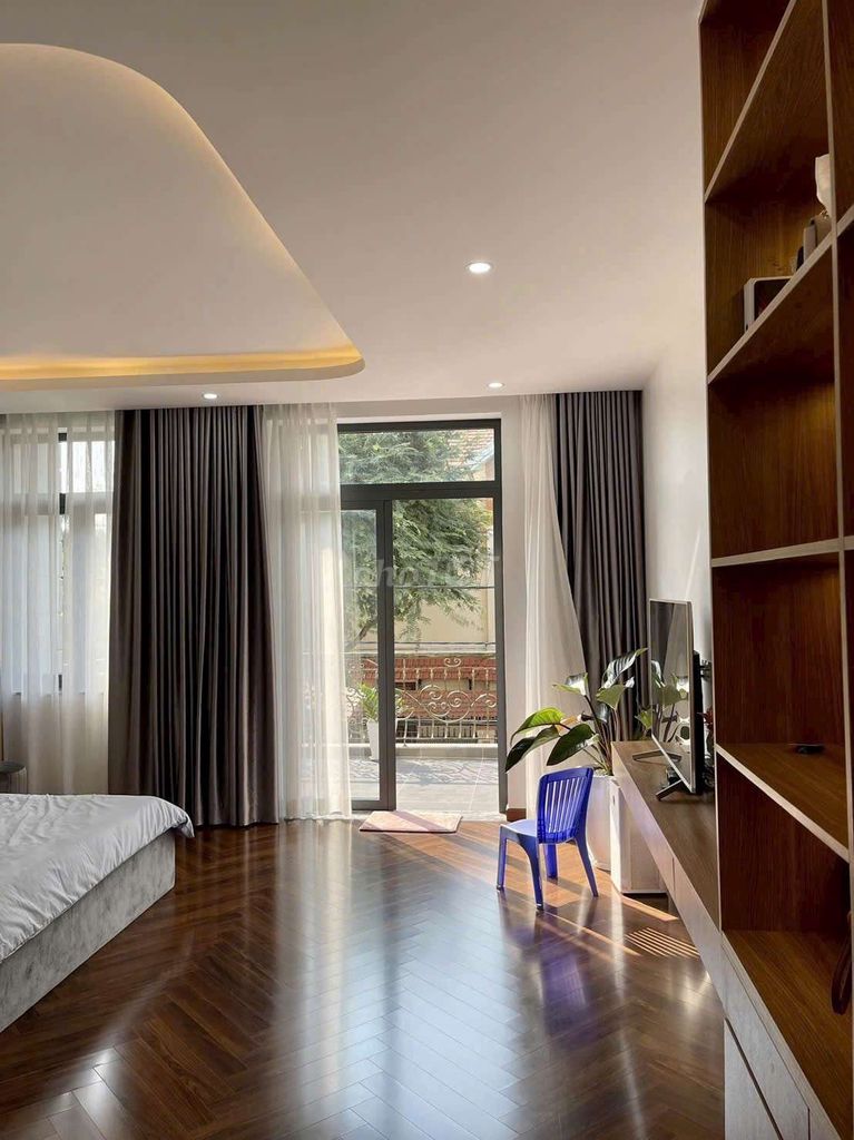 Rent Tên Lửa 5*20 meters full interior