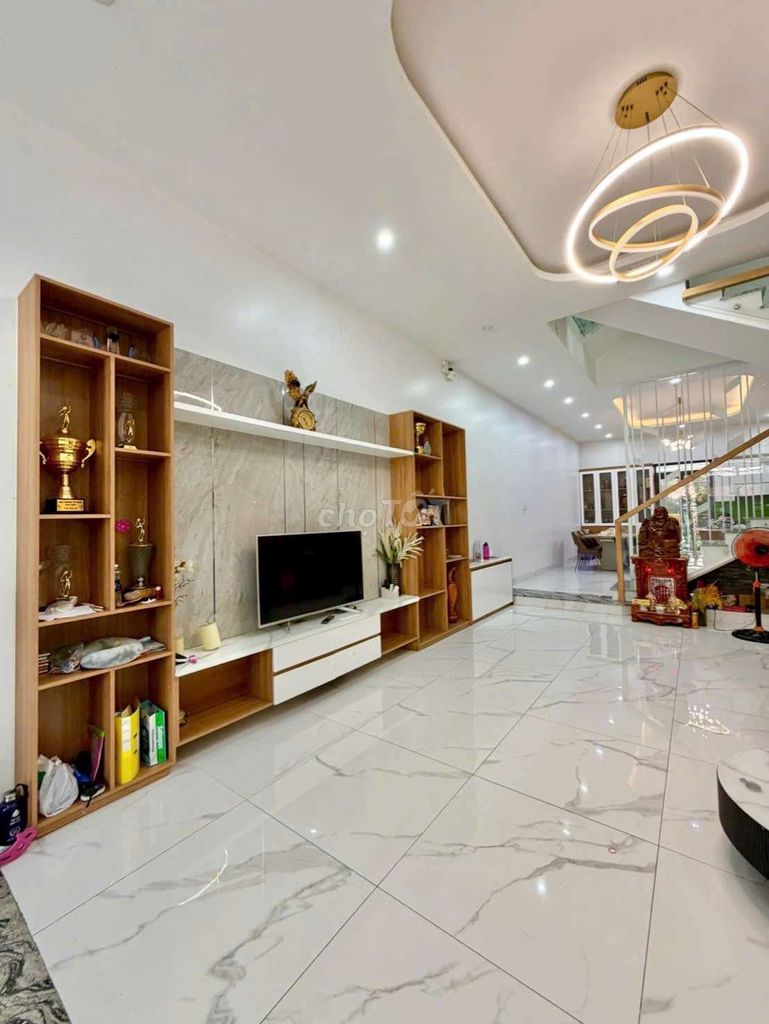 Rent a nice new house full of furniture near the Alfmall market area 4*20 meters