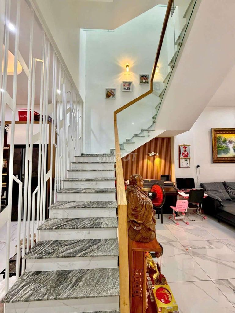 Rent a nice new house full of furniture near the Alfmall market area 4*20 meters