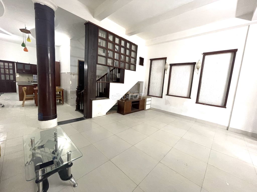 The front house on the main street of District 2, 7 bedrooms, 1 1 .2 floors.