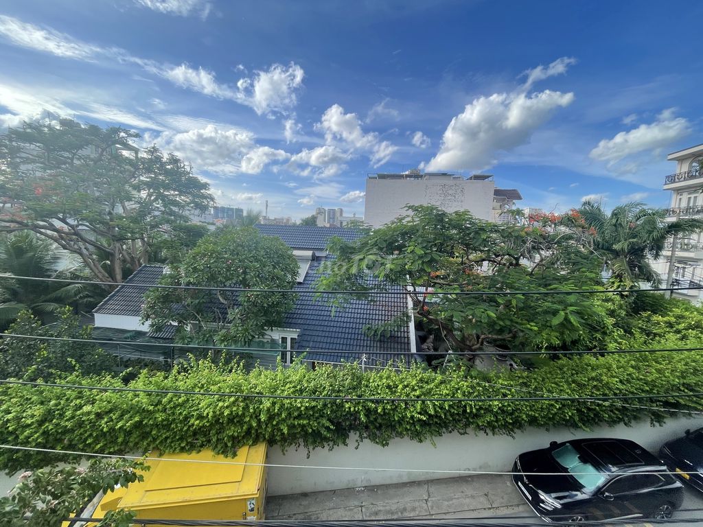 The front house on the main street of District 2, 7 bedrooms, 1 1 .2 floors.