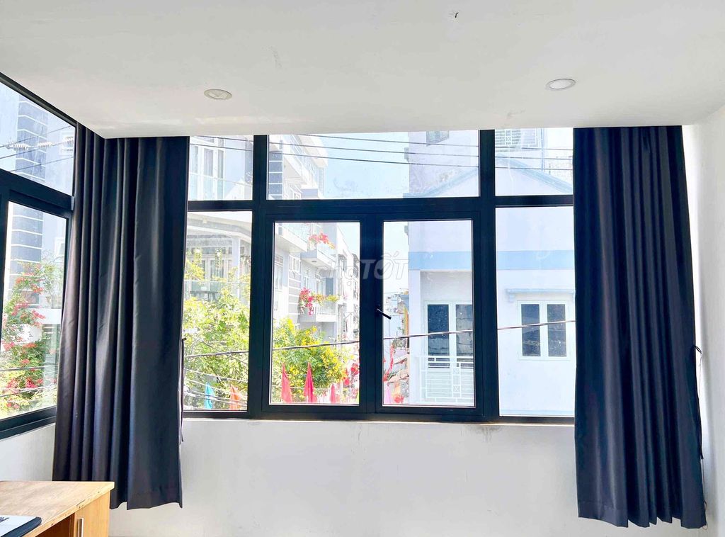 Room 50–55 M2 super wide - full piece of modern wood, District 7