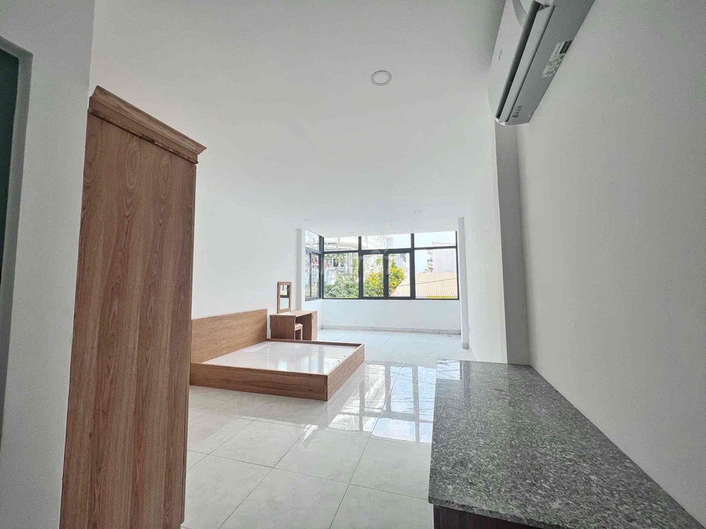 Room 50–55 M2 super wide - full piece of modern wood, District 7