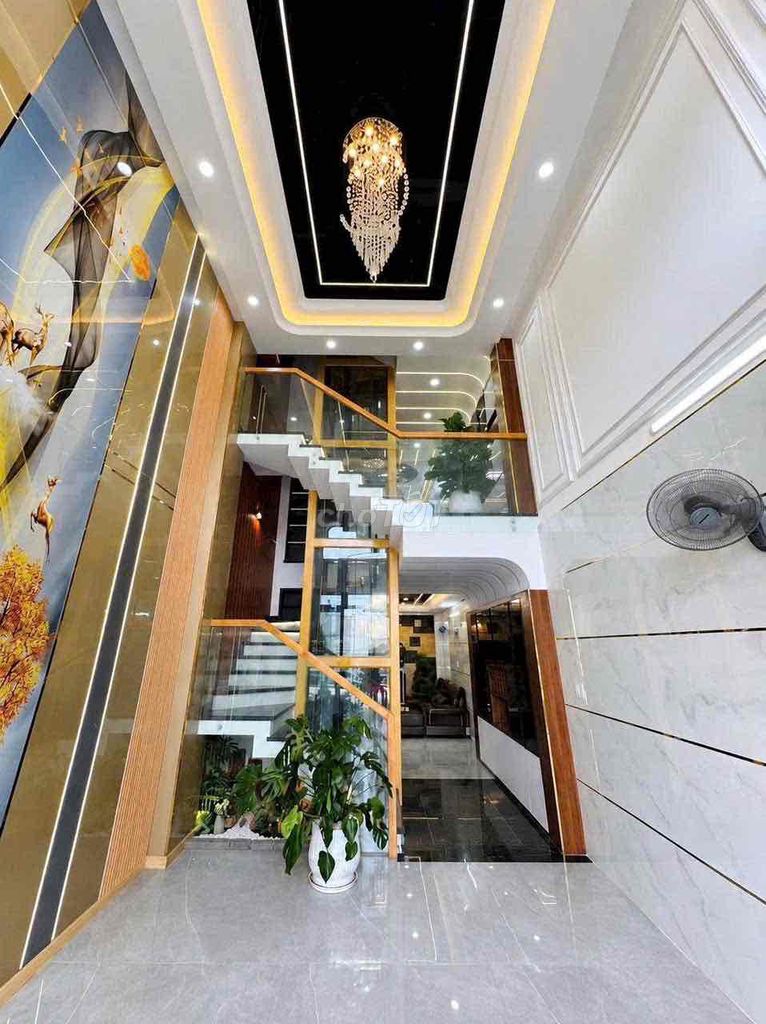 The Full House borders the 4x17,3 stories, elevator