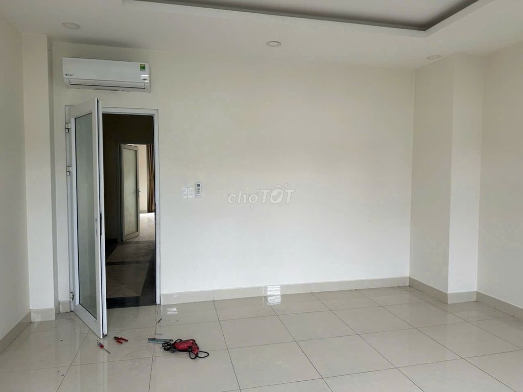 Yên Thế, 131, Tân Bình – 5 X20 M - 1 M 3rd floor - 26 million/ Month