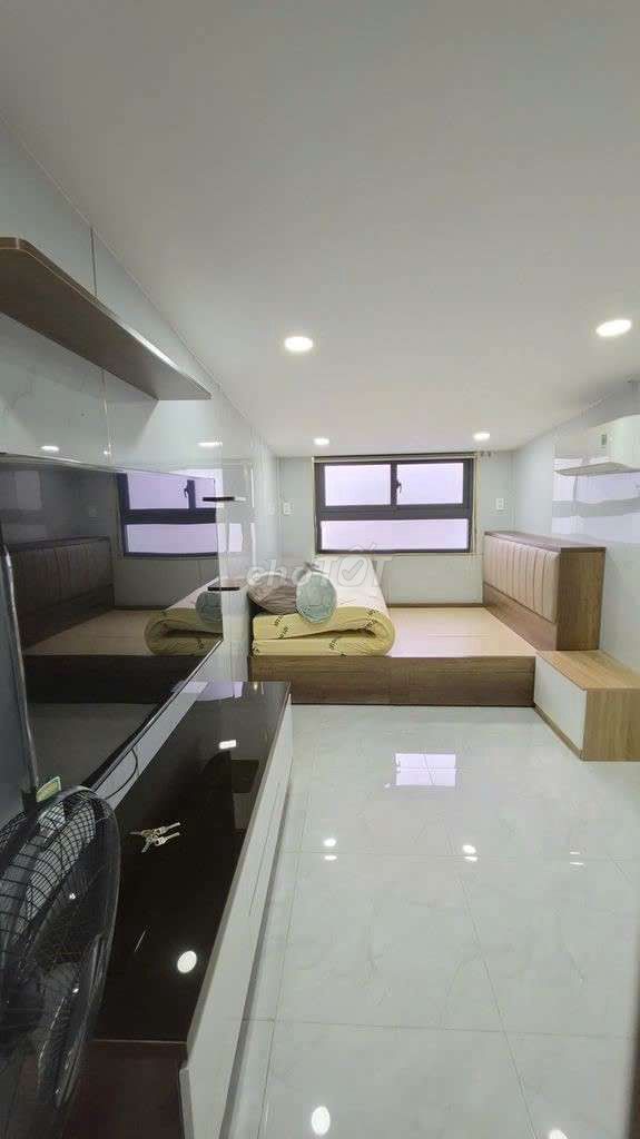 Rent the entire three-way alley building. Full apartment building. Two-two bedrooms. Three toilets.