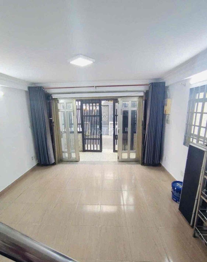 4 meters down the alley corner, 1 M 3th floor roof in gd Kd Online