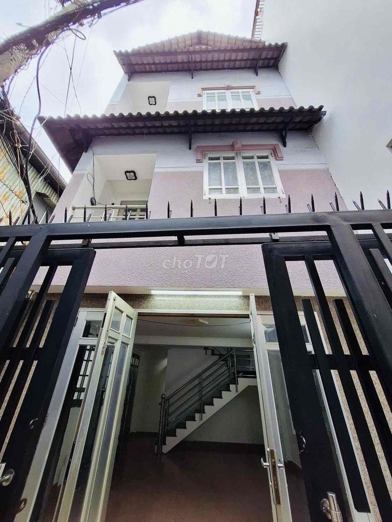 4 meters down the alley corner, 1 M 3th floor roof in gd Kd Online