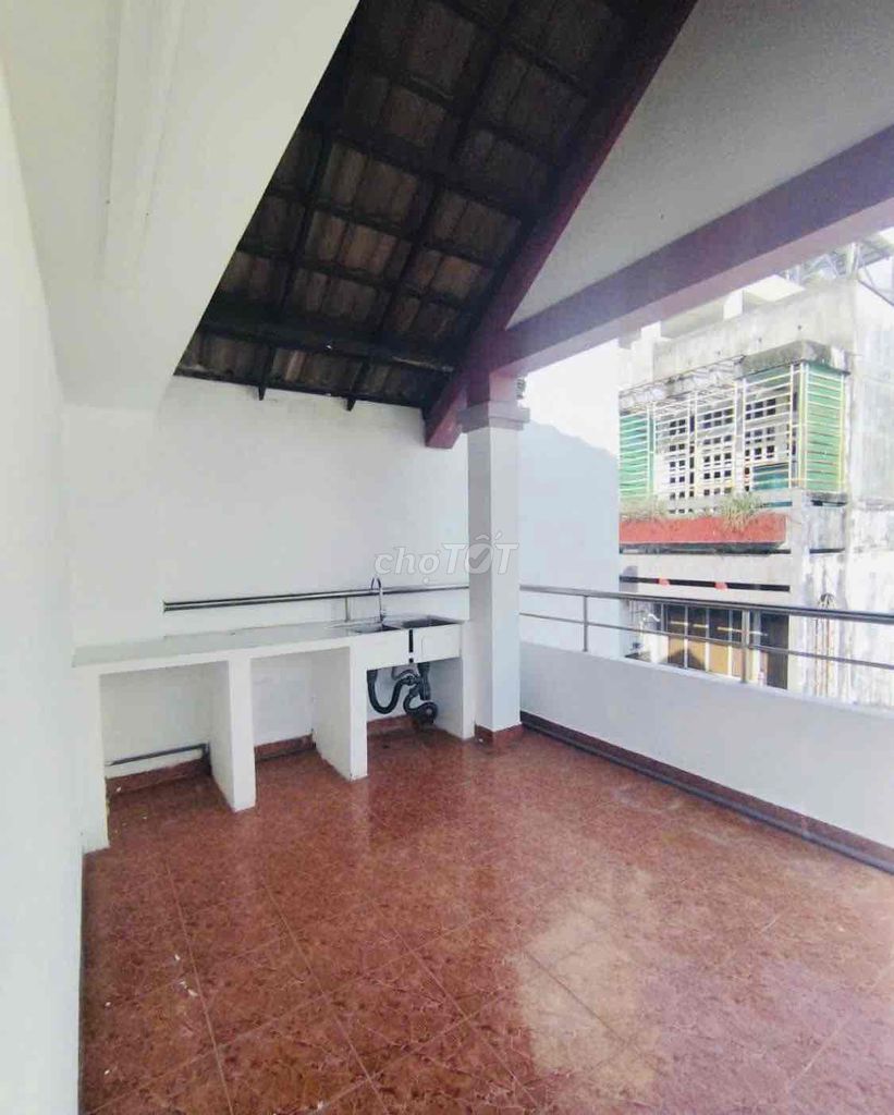 4 meters down the alley corner, 1 M 3th floor roof in gd Kd Online