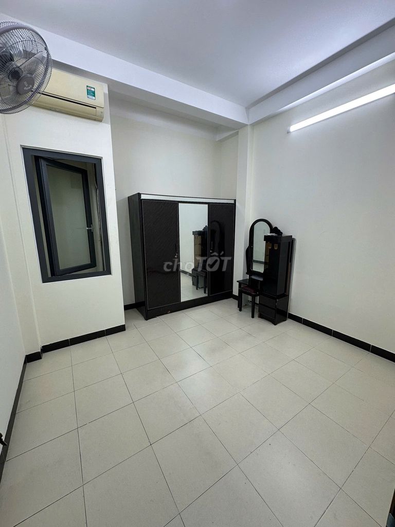 Five bedrooms, four toilets, 32 Hồ Thị Kỷs, 10-4 floors, 22 million.