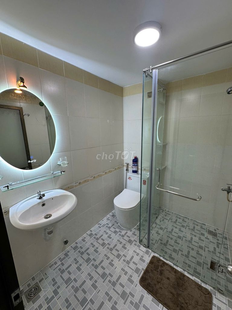 Five bedrooms, four toilets, 32 Hồ Thị Kỷs, 10-4 floors, 22 million.