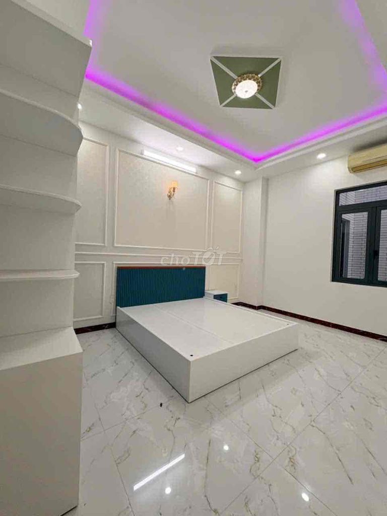 2rd floor 3 bedroom 4 Full Seven toilets at the base of Clouds