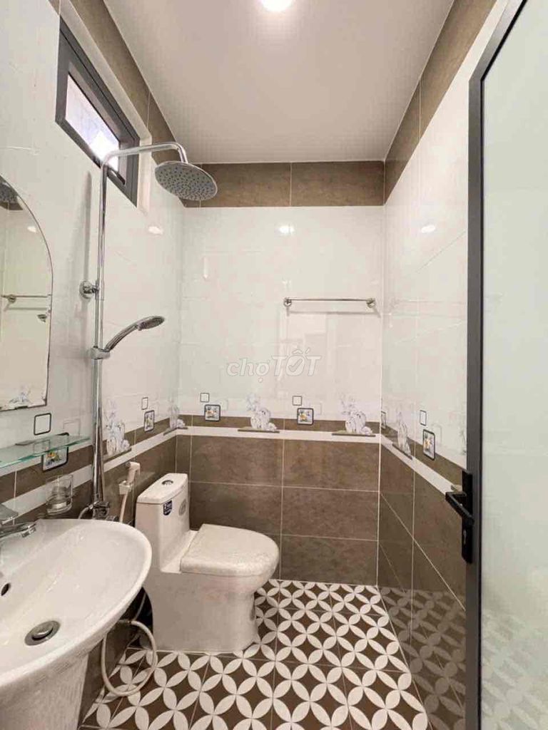 2rd floor 3 bedroom 4 Full Seven toilets at the base of Clouds