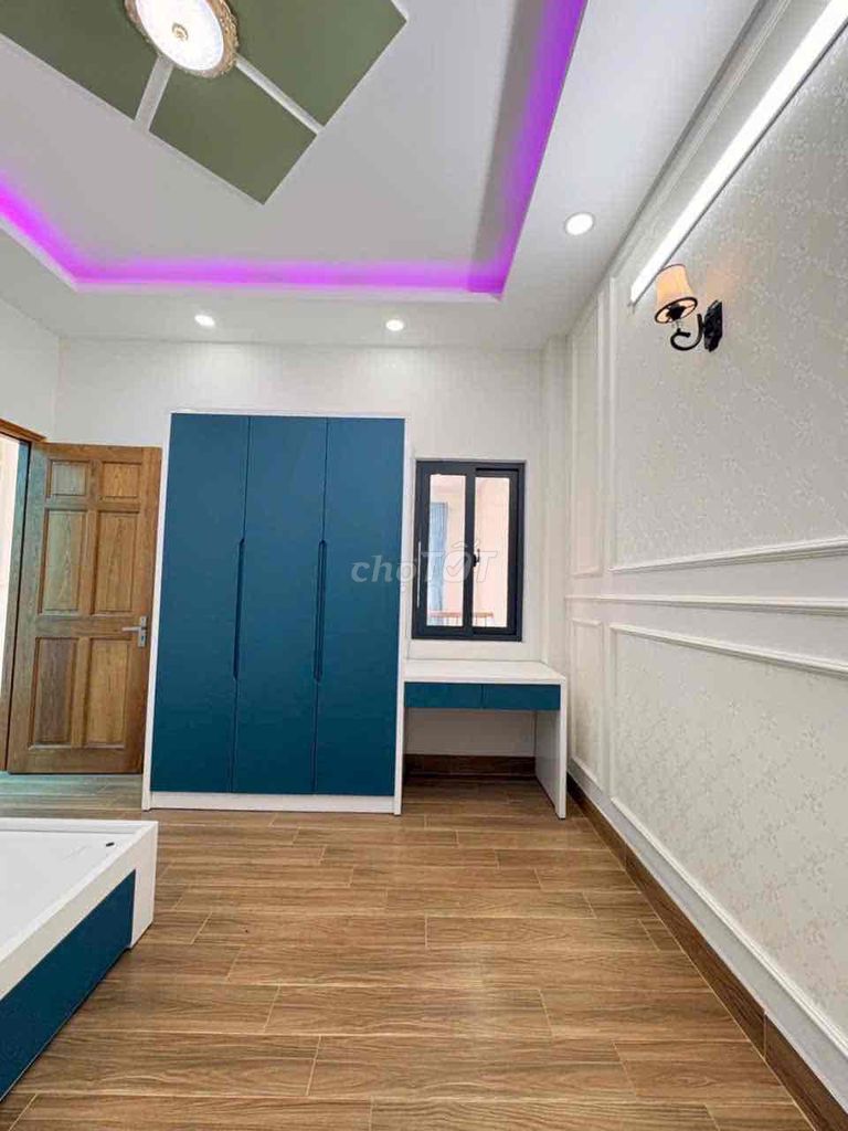 2rd floor 3 bedroom 4 Full Seven toilets at the base of Clouds