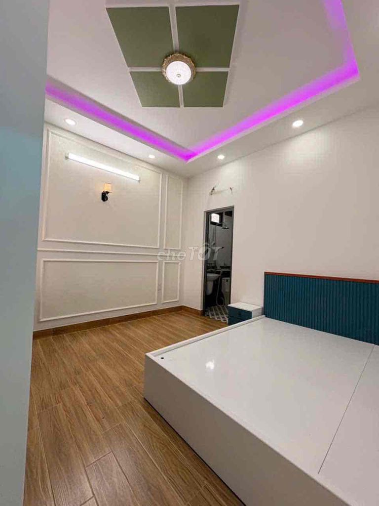 2rd floor 3 bedroom 4 Full Seven toilets at the base of Clouds