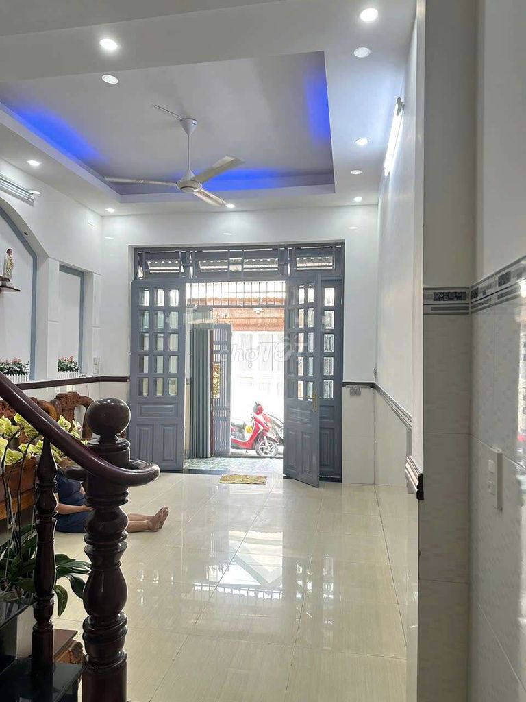 Full interior 4 x17 ground 2rd floor 3 roof bedroom tch10 alleyway 5 meters