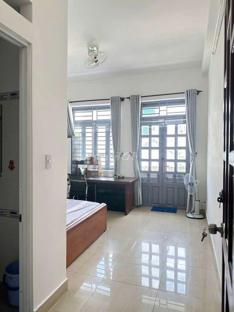 Full interior 4 x17 ground 2rd floor 3 roof bedroom tch10 alleyway 5 meters