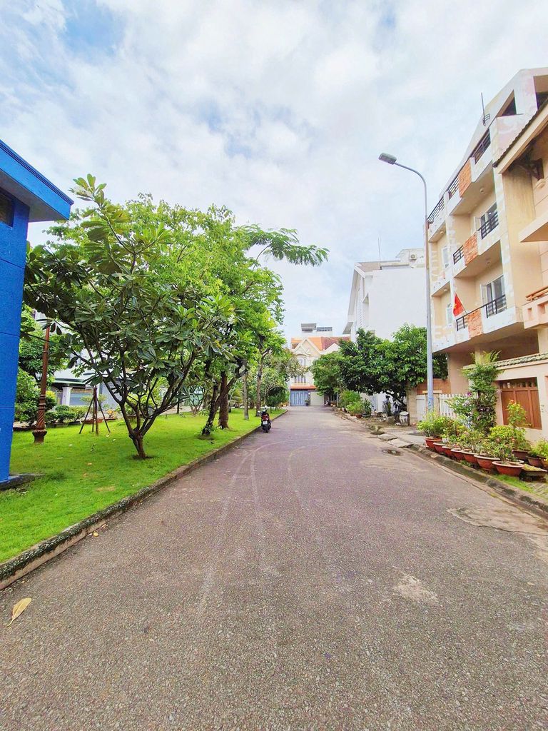 Small villa in Mai Chí Thọ District 2, double router cv in front of home.