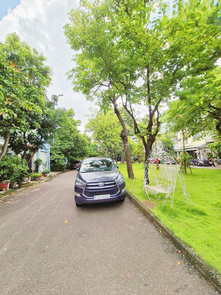 Small villa in Mai Chí Thọ District 2, double router cv in front of home.
