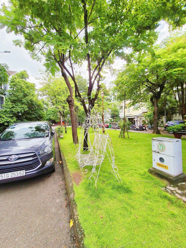 Small villa in Mai Chí Thọ District 2, double router cv in front of home.