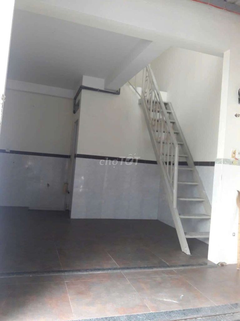 Rent a long house. One floor. One bedroom. A bathroom.