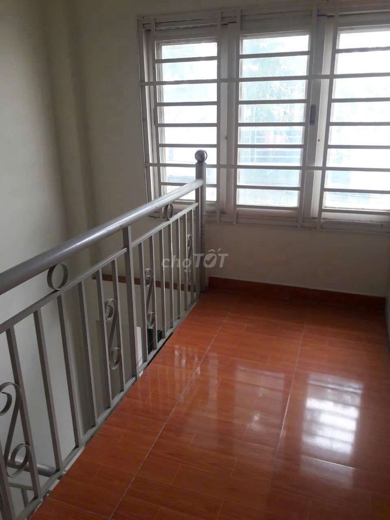 Rent a long house. One floor. One bedroom. A bathroom.