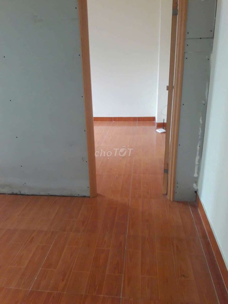 Rent a long house. One floor. One bedroom. A bathroom.