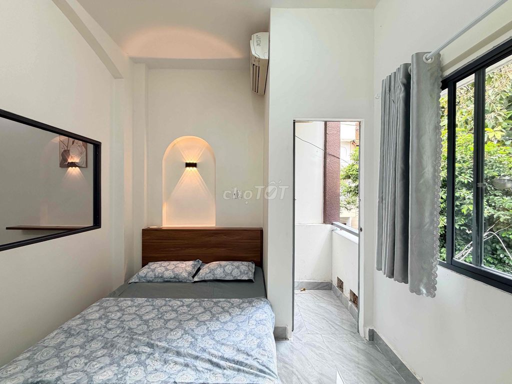 Home is the service apartment at the height of the green line