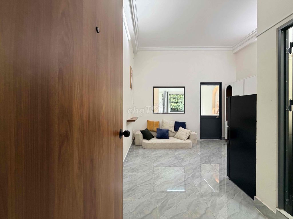 Home is the service apartment at the height of the green line