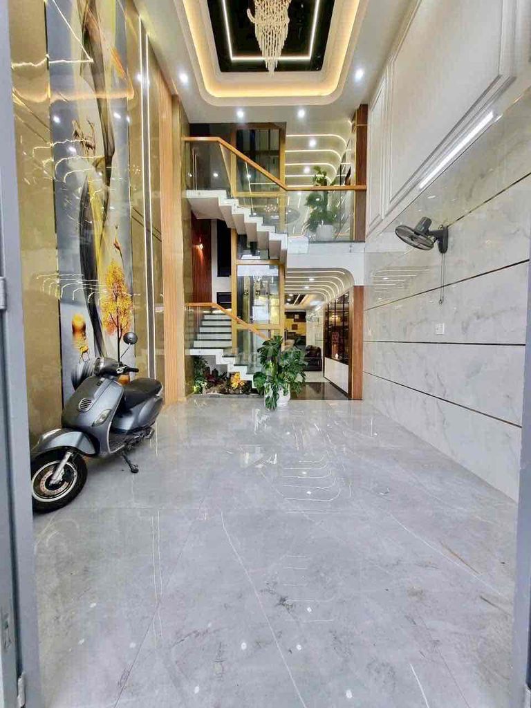 The owner himself has the full interior with the 4x17,3th floor five bedroom, on the engine.