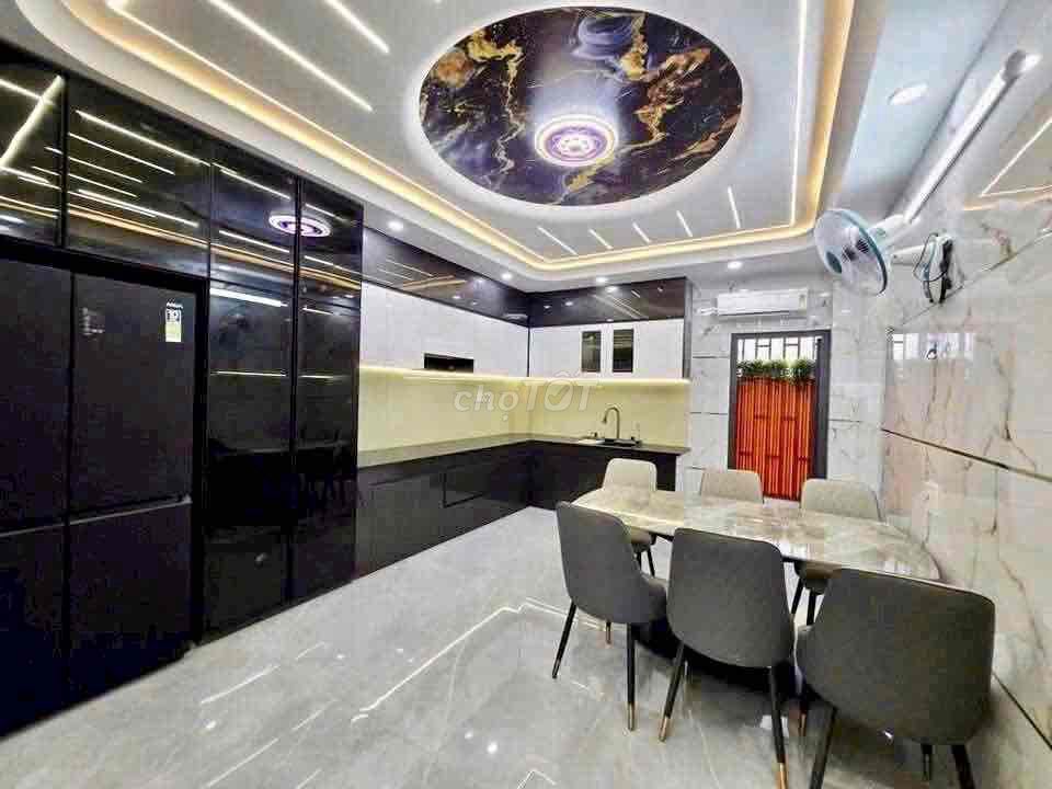 The owner himself has the full interior with the 4x17,3th floor five bedroom, on the engine.