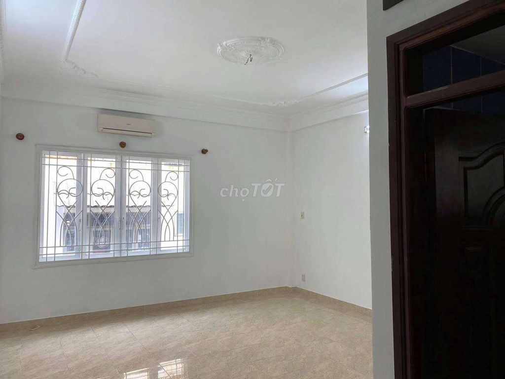 Rent the original front of the Emperor's house - favorable, District 7