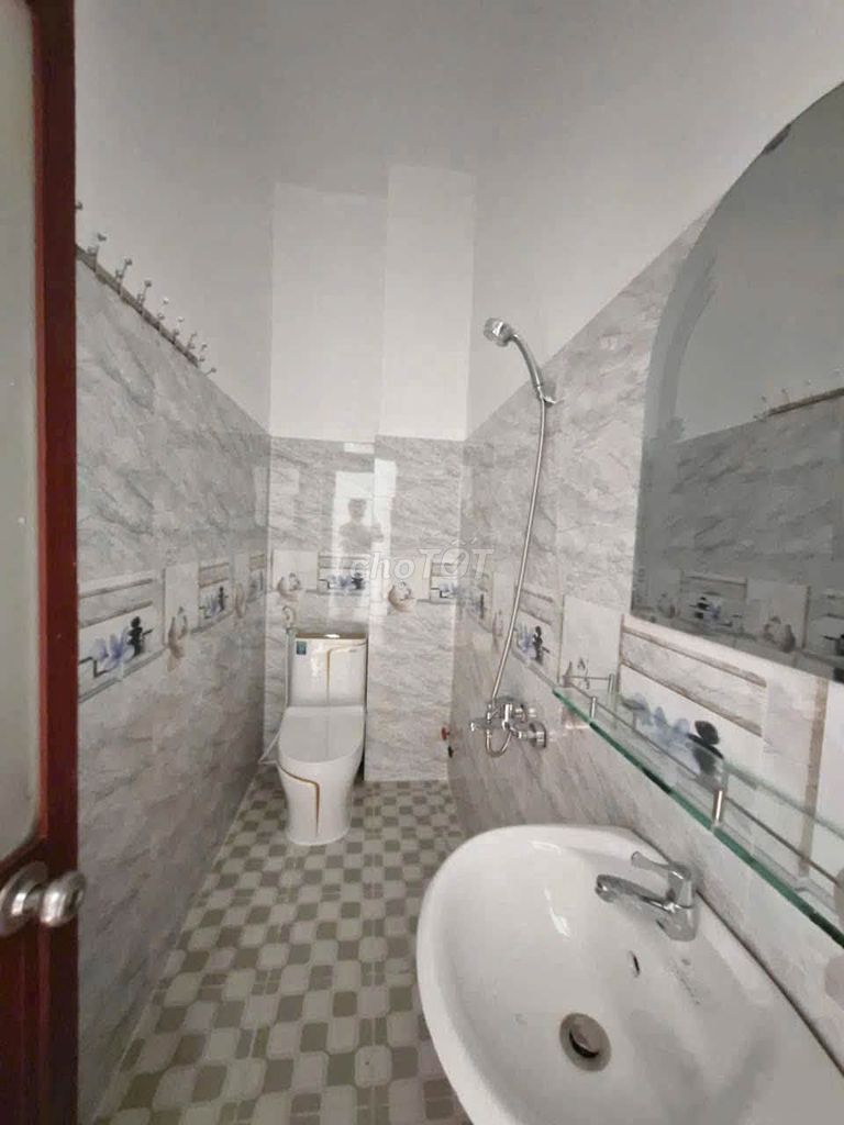 Renting a three-story apartment, 8 M phường hiệp thành District 12.