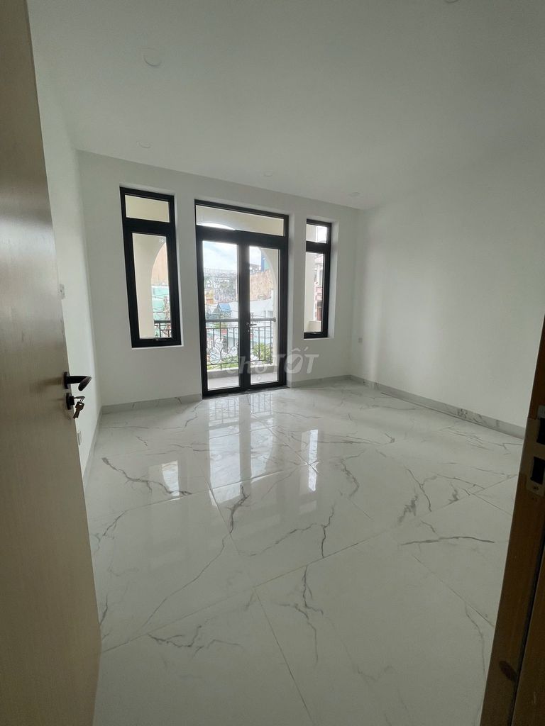 Nice place. 20 meters of Fire 4 x 21 m 4th floor. 4th floor bedroom. Five toilets near 1 border of the 6th.