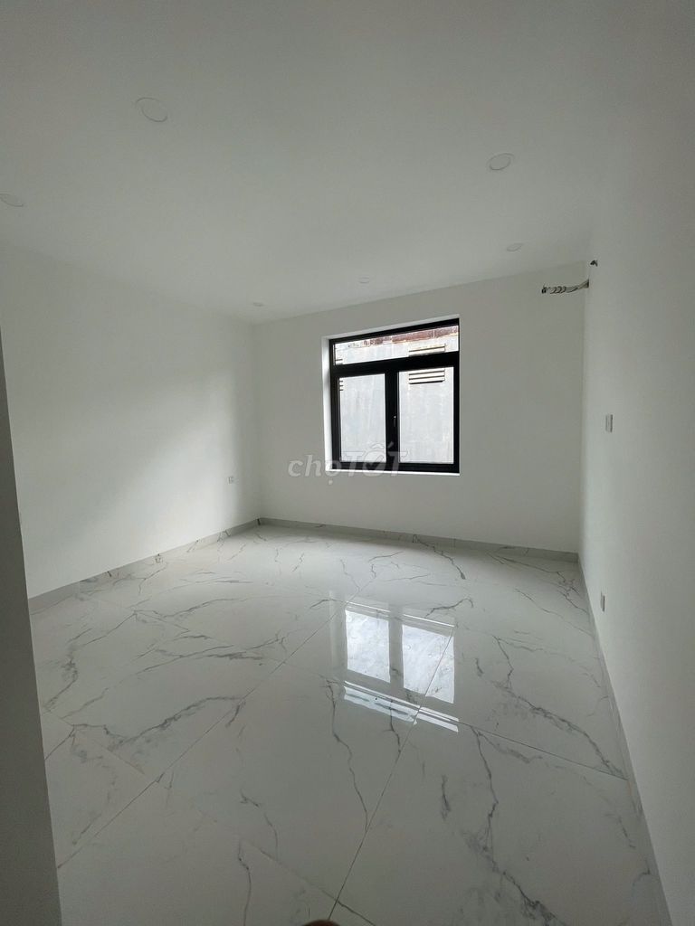 Nice place. 20 meters of Fire 4 x 21 m 4th floor. 4th floor bedroom. Five toilets near 1 border of the 6th.