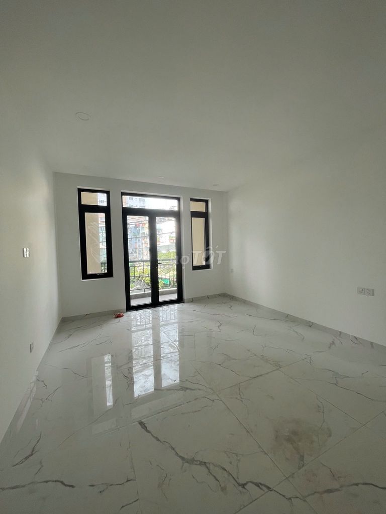 Nice place. 20 meters of Fire 4 x 21 m 4th floor. 4th floor bedroom. Five toilets near 1 border of the 6th.
