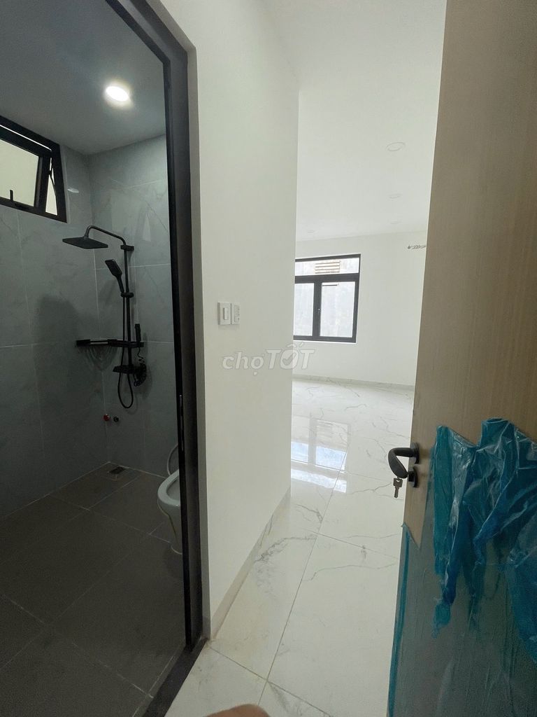 Nice place. 20 meters of Fire 4 x 21 m 4th floor. 4th floor bedroom. Five toilets near 1 border of the 6th.