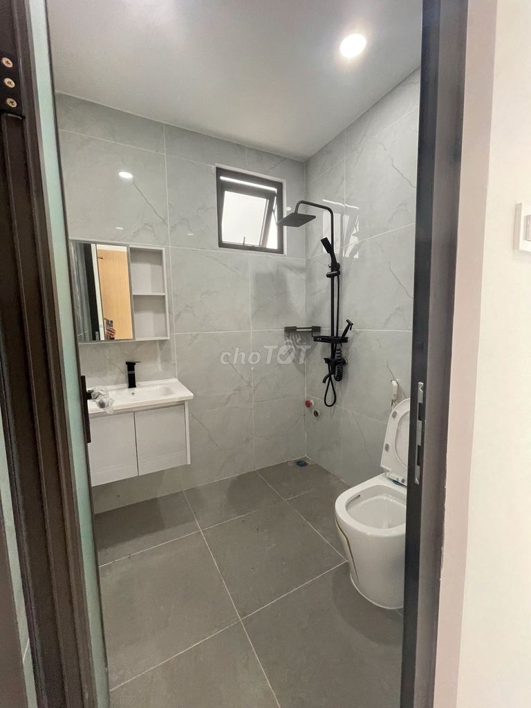 Nice place. 20 meters of Fire 4 x 21 m 4th floor. 4th floor bedroom. Five toilets near 1 border of the 6th.