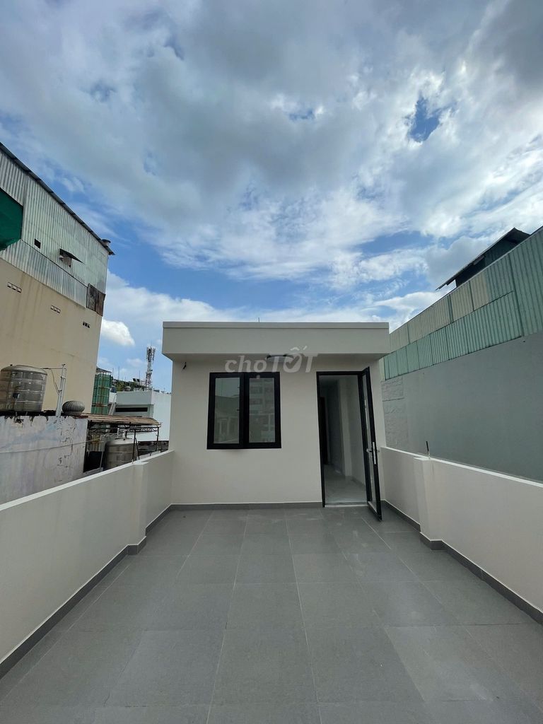Nice place. 20 meters of Fire 4 x 21 m 4th floor. 4th floor bedroom. Five toilets near 1 border of the 6th.