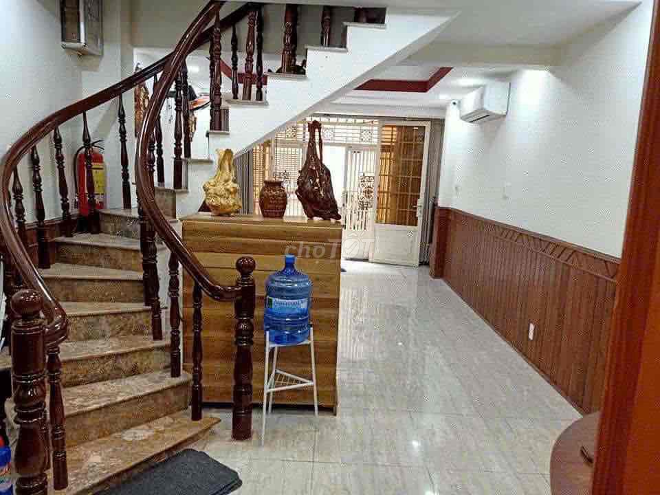It's owner who rents the vts 3 alleys to stay and do 24 million furniture 5 bedroom 5 toilets